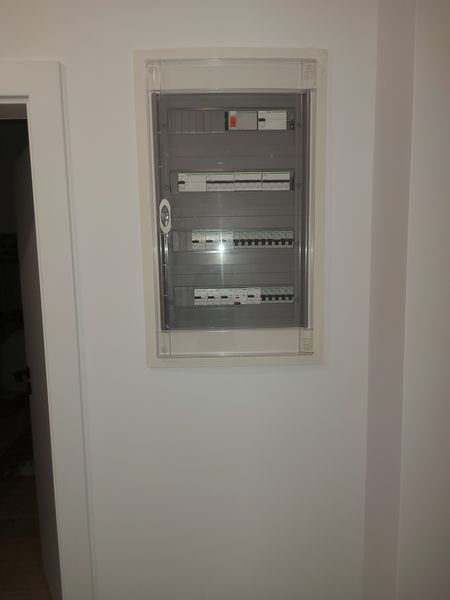 Electrician, execut instalatii electrice